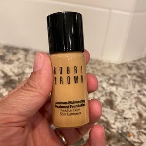 Luminous Moisturizing Treatment Foundation in color 4.25 Natural Tan